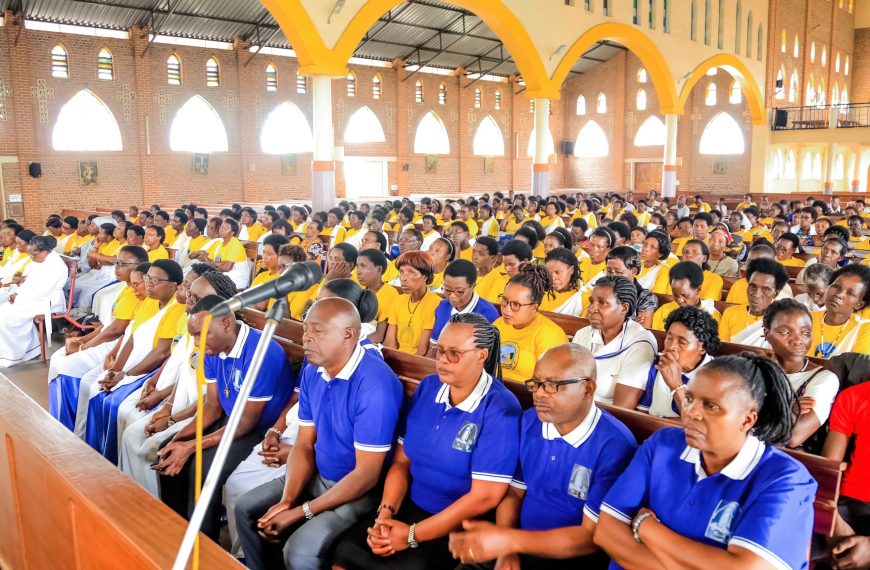 Umwiherero w’Inshuti za Bikira Mariya Umwamikazi wa Fatima/Ruhengeri n’urugendo nyobokamana rw’ihuriro “Urugwiro” ry’abari n’abategarugori ba…