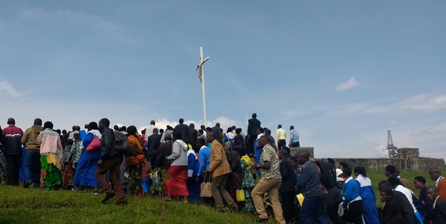 Agasozi k’inzira y’umusaraba ka Kibeho katubikiye byinshi bituremereye